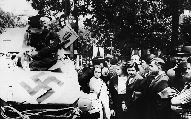 Les Parisiens à l'entrée des troupes allemandes à l'Arc de Triomphe le 20 juin 1940. Paris a été occupé le 14 juin 1940. (Crédit : AP Photo)