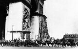 Des troupes allemandes passant devant l'Arc de Triomphe, à Paris, le 14 juin 1940. (Crédit : AP)