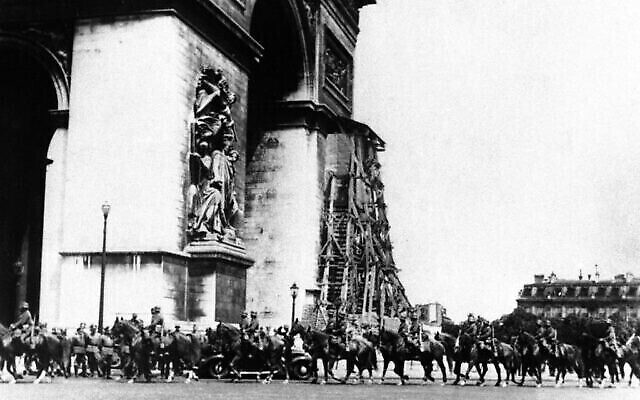 Des troupes allemandes passant devant l'Arc de Triomphe, à Paris, le 14 juin 1940. (Crédit : AP)