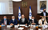 Le Premier ministre Naftali Bennett, au centre, et d'autres ministres lors d'une réunion du cabinet au bureau du Premier ministre de Jérusalem, le 24 octobre 2021. (Crédit :  Haim Zach / GPO)