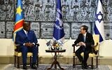 Le président Isaac Herzog, à droite, rencontrant le président de la République démocratique du Congo, Félix Tshisekedi, à la résidence présidentielle, à Jérusalem, le 27 octobre 2021. (Crédit : Haïm Zach/GPO)