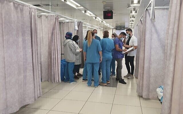 Une salle d'hôpital de Hillel Yaffe le 14 octobre 2021, alors que le personnel tente de se débrouiller sans les systèmes informatiques habituels (Crédit : avec l'aimable autorisation de l'hôpital Hillel Yaffe).