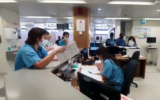 Le personnel hospitalier de l'hôpital Hillel Yaffe consigne les détails des patients avec un stylo et du papier, suite à une cyberattaque par rançongiciel, le 13 octobre 2021. (Crédit : Hôpital Hillel Yaffe)