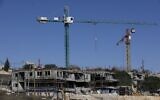Une photo prise le 19 novembre 2019 montre un chantier de construction de nouveaux logements dans l'implantation israélienne d'Elazar, près de la ville palestinienne de Bethléem au sud de Jérusalem, en Cisjordanie. (MENAHEM KAHANA / AFP)