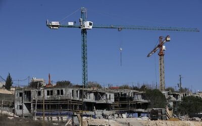 Une photo prise le 19 novembre 2019 montre un chantier de construction de nouveaux logements dans l'implantation israélienne d'Elazar, près de la ville palestinienne de Bethléem au sud de Jérusalem, en Cisjordanie. (MENAHEM KAHANA / AFP)