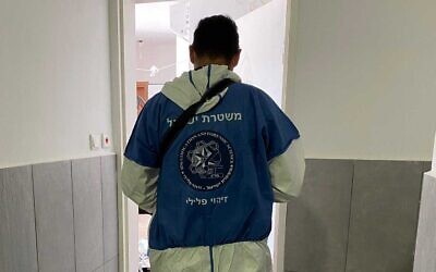 Des agents de police sur les lieux d'un meurtre présumé à Beit Shemesh, le 22 octobre 2021. (Crédit : Police israélienne)