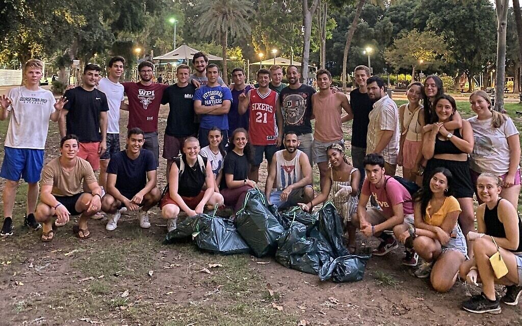 Les bénévoles de l'opération Tuesday for Trash de Tel Aviv, le 24 août 2021. (Autorisation)