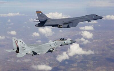 Un avion de chasse israélien F-15 escorte un bombardier lourd américain B-1b à travers l'espace aérien israélien, le 30 octobre 2021. (Crédit : Tsahal)