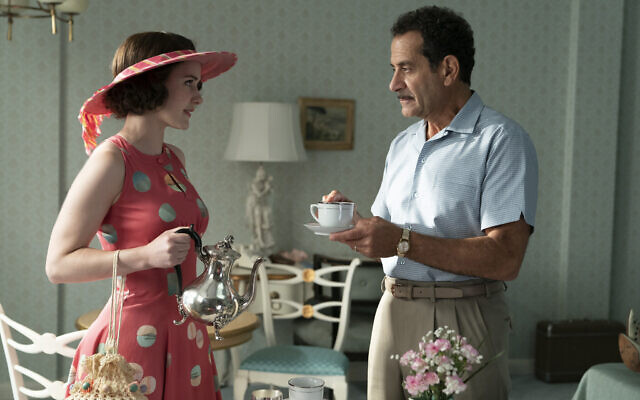 Tony Shalhoub, jouant Abe Weissman, avec Rachel Brosnahan, jouant Miriam Maisel, dans la saison 3 de "The Marvelous Mrs. Maisel". (Crédit : Amazon Studios)