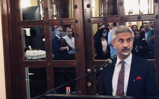 Le ministre des Affaires étrangères Subrahmanyam Jaishankar s'adresse aux Israéliens d'origine indienne au King David Hotel de Jérusalem, le 17 octobre 2021. (Crédit : Lazar Berman, Times of Israel)