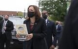 La vice-présidente américaine Kamala Harris, au centre, brandit une pancarte "Mason Votes" en direction des étudiants lors de sa visite d'une campagne d'inscription des électeurs à l'Université George Mason de Fairfax, en Virginie, le mardi 28 septembre 2021. (Crédit : AP Photo/Jacquelyn Martin)