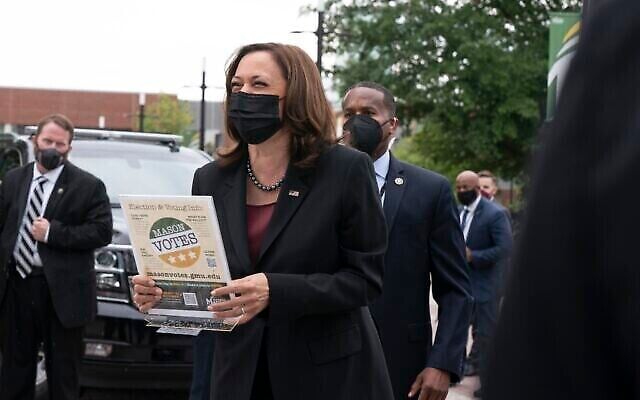 La vice-présidente américaine Kamala Harris, au centre, brandit une pancarte "Mason Votes" en direction des étudiants lors de sa visite d'une campagne d'inscription des électeurs à l'Université George Mason de Fairfax, en Virginie, le mardi 28 septembre 2021. (Crédit : AP Photo/Jacquelyn Martin) La vice-présidente américaine Kamala Harris, au centre, brandit une pancarte "Mason Votes" en direction des étudiants lors de sa visite d'une campagne d'inscription des électeurs à l'Université George Mason de Fairfax, en Virginie, le mardi 28 septembre 2021. (Crédit : AP Photo/Jacquelyn Martin)