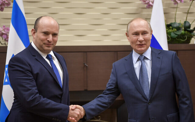 Le Premier ministre Naftali Bennett, à gauche, et le président russe Vladimir Poutine à Sotchi, en Russie, le 22 octobre 2021. (Crédit : Kobi Gideon / GPO) Le Premier ministre Naftali Bennett, à gauche, et le président russe Vladimir Poutine à Sotchi, en Russie, le 22 octobre 2021. (Crédit : Kobi Gideon / GPO)