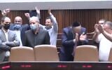 Effusion de joie à la Knesset après l'adoption d'un projet de loi, le 20 octobre 2021. (Capture d'écran Douzième chaîne)