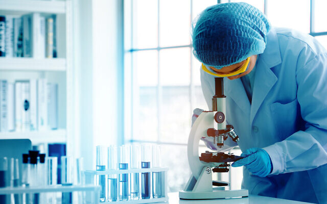 Photo illustrative d'un scientifique travaillant dans un laboratoire. (Crédit : Rapeepat Pornsipak via iStock by Getty Images)