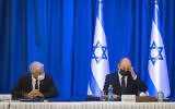 Le Premier ministre Naftali Bennett (R) et le ministre des Affaires étrangères Yair Lapid participent à une réunion du cabinet à Jérusalem le 12 septembre 2021. (Crédit : Olivier Fitoussi/Flash90)