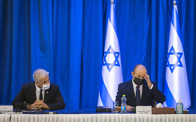 Le Premier ministre Naftali Bennett (R) et le ministre des Affaires étrangères Yair Lapid participent à une réunion du cabinet à Jérusalem le 12 septembre 2021. (Crédit : Olivier Fitoussi/Flash90) Le Premier ministre Naftali Bennett (R) et le ministre des Affaires étrangères Yair Lapid participent à une réunion du cabinet à Jérusalem le 12 septembre 2021. (Crédit : Olivier Fitoussi/Flash90)