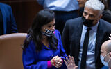 Le ministre des Affaires Etrangères Yair Lapid, à droite, et la ministre de l'Intérieur Ayelet Shaked à la Knesset à Jérusalem, le 6 juillet 2021.(Crédit : Yonatan Sindel/Flash90)