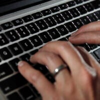 Illustration : Une personne tapant sur le clavier d'un ordinateur portable, le 19 juin 2017. (Crédit : Elise Amendola/AP Photo)