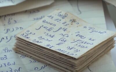 Capture d'écran d'une vidéo montrant les lettres envoyées à un soldat de l'armée israélienne pendant la guerre de Yom Kippour qui n'ont été remises à leur destinataire qu'au mois d'octobre 2021. (Capture d'écran : YouTube)