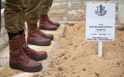 La tombe de Martin Davidovich, l'homme désigné par Tsahal comme le premier parachutiste de la nation, au cimetière militaire du Mont Herzl à Jérusalem, le 28 octobre 2021. (Crédit : Tsahal)