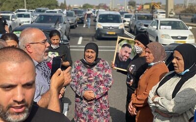 Des politiciens arabes, des maires et d'autres personnes bloquant la Route 6 pour protester contre les crimes violents qui sévissent au sein de la communauté, le 28 octobre 2021. (Crédit : Liste arabe unie)