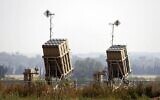 Des systèmes de missiles de défense Dôme de Fer sont photographiés dans la ville de Sderot, dans le sud d'Israël, le 24 avril 2021. (Crédit : Jack Guez/AFP)
