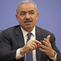 Le Premier ministre de l'Autorité palestinienne Mohammad Shtayyeh s'exprime lors d'une conférence de presse à l'Association de la presse étrangère dans la ville de Ramallah, en Cisjordanie, le 9 juin 2020. (Crédit : Abbas Momani/Pool Photo via AP)