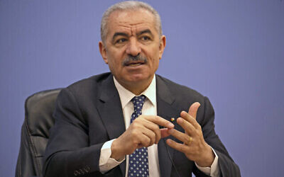 Le Premier ministre de l'Autorité palestinienne Mohammad Shtayyeh s'exprime lors d'une conférence de presse à l'Association de la presse étrangère dans la ville de Ramallah, en Cisjordanie, le 9 juin 2020. (Crédit : Abbas Momani/Pool Photo via AP)