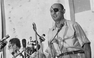 Le ministre de la Défense de l'époque, Moshe Dayan, prononce un discours pendant la guerre du Kippour en 1973, sur une photo non datée. (Crédit : Unité du porte-parole de Tsahal/Archives du ministère de la Défense)