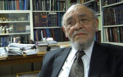 Le rabbin Moshe Tendler, décédé le 28 septembre, était un fervent partisan de l'idée que la mort cérébrale, plutôt que la simple cessation des battements du cœur, devrait être considérée comme un décès selon la loi juive, permettant ainsi le don d'organes. (Crédit : Ben Harris)