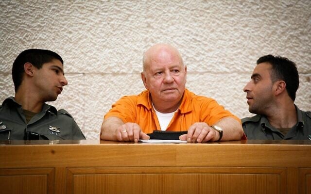 Zvi Gur (c), qui purge une peine de prison à vie pour le meurtre d'Oron Yarden, devant la Cour suprême le 6 juillet 2009. (Crédit : Miriam Alster/Flash90) Zvi Gur (c), qui purge une peine de prison à vie pour le meurtre d'Oron Yarden, devant la Cour suprême le 6 juillet 2009. (Crédit : Miriam Alster/Flash90)