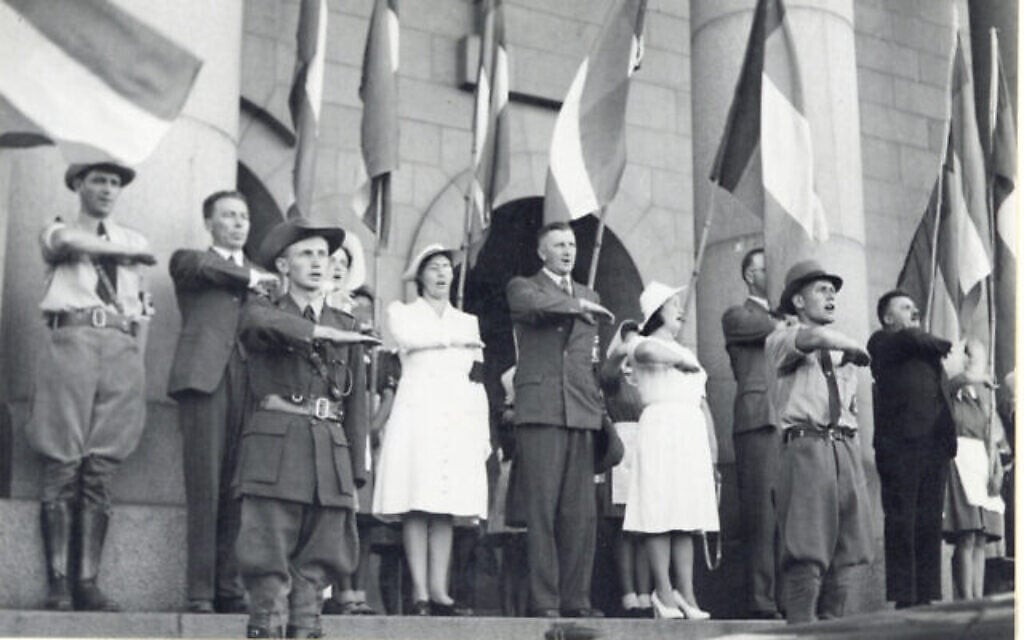 Des membres du groupe sud-africain pro-allemand Ossewabrandwag font leur salut sur cette photo non datée datant de la Seconde Guerre mondiale. (Crédit : autorisation OB Archive, North-West University, Afrique du Sud)