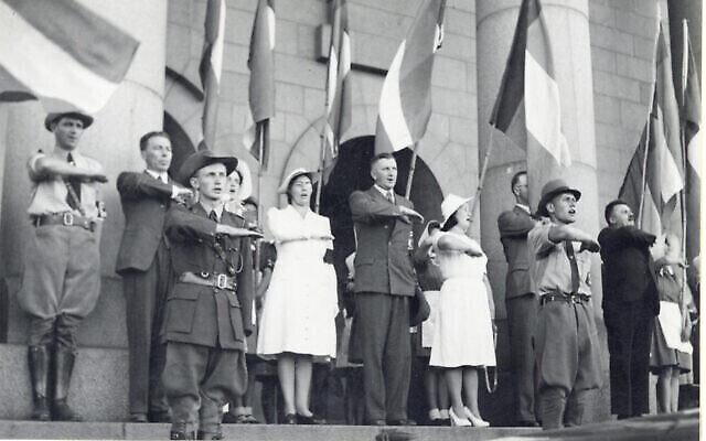 Des membres du groupe sud-africain pro-allemand Ossewabrandwag font leur salut sur cette photo non datée datant de la Seconde Guerre mondiale. (Crédit : autorisation OB Archive, North-West University, Afrique du Sud)