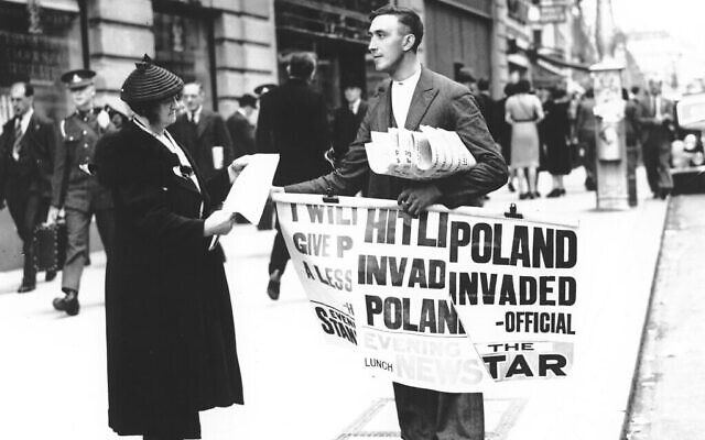 Une femme de Londres achète un journal annonçant l'invasion de la Pologne par l'Allemagne nazie, le 1er septembre 1939. (Crédit : AP Photo)