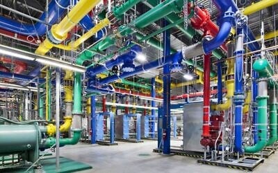 Sur cette photo non-datée fournie par Google, les canalisations colorées qui envoient et reçoivent l'eau de refroidissement pour le centre de données de Google de The Dalles, dans l'Oregon (Crédit : dit: AP/Google, Connie Zhou)
