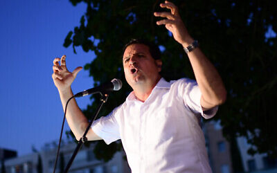 Ayman Odeh, député de la Liste arabe unie, lors d'une manifestation à Tel Aviv le 15 mai 2021. (Crédit : Tomer Neuberg/Flash90)