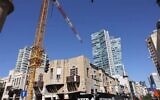 Un vieil immeuble jouxte des tours luxueuses aux abords du boulevard Rothschild de Tel Aviv, le 8 septembre 2021. (Crédit : Nati Shohat/Flash 90) :