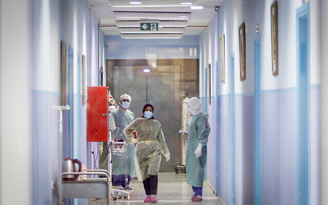 Des agents de santé palestiniens dans un hôpital de la ville de Naplouse, en Cisjordanie, où des agents de santé ont été vaccinés contre la maladie du coronavirus (COVID-19) plus tôt dans la journée, après la livraison de doses de vaccin par Israël. Le 3 février 2021. (Crédit : Nasser Ishtayeh/Flash90) Des agents de santé palestiniens dans un hôpital de la ville de Naplouse, en Cisjordanie, où des agents de santé ont été vaccinés contre la maladie du coronavirus (COVID-19) plus tôt dans la journée, après la livraison de doses de vaccin par Israël. Le 3 février 2021. (Crédit : Nasser Ishtayeh/Flash90)