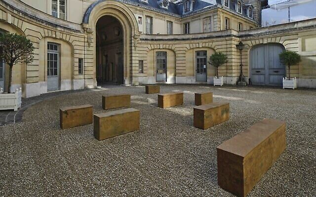 Edmund de Waal, petrichor, vue de l'installation, Musée Nissim de Camondo, 2021 (Crédit MAD, Paris , photo : Christophe Dellière/ autorisation de l' artiste et MAD, Paris)