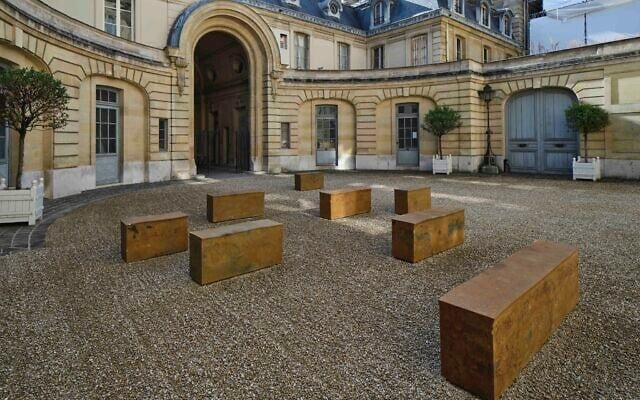 Edmund de Waal, petrichor, vue de l'installation, Musée Nissim de Camondo, 2021 (Crédit MAD, Paris , photo : Christophe Dellière/ autorisation de l' artiste et MAD, Paris) Edmund de Waal, petrichor, vue de l'installation, Musée Nissim de Camondo, 2021 (Crédit MAD, Paris , photo : Christophe Dellière/ autorisation de l' artiste et MAD, Paris)
