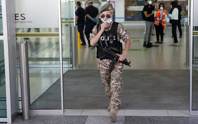 Illustration : une policière ajuste son masque alors qu'elle monte la garde à l'aéroport principal de Chypre à Larnaca, le mardi 9 juin 2020. (Crédit : AP Photo/Petros Karadjias) Illustration : une policière ajuste son masque alors qu'elle monte la garde à l'aéroport principal de Chypre à Larnaca, le mardi 9 juin 2020. (Crédit : AP Photo/Petros Karadjias)