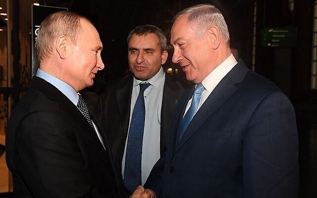 Le Premier ministre Benjamin Netanyahu, à droite, le président russe Vladimir Poutine, à gauche, et le ministre de la Protection de l'environnement de l'époque, Zeev Elkin, se rencontrent à Moscou, en Russie, le 29 janvier 2018. (Crédit : autorisation :  PMO)