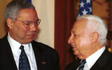 Le secrétaire d'état américain Colin Powell retrouve le  Premier Ministre élu Ariel Sharon,  25 février 2001. (Crédit : Shauli Shem-Tov/Flash90)