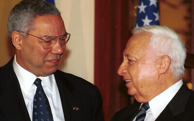 Le secrétaire d'état américain Colin Powell retrouve le  Premier Ministre élu Ariel Sharon,  25 février 2001. (Crédit : Shauli Shem-Tov/Flash90)