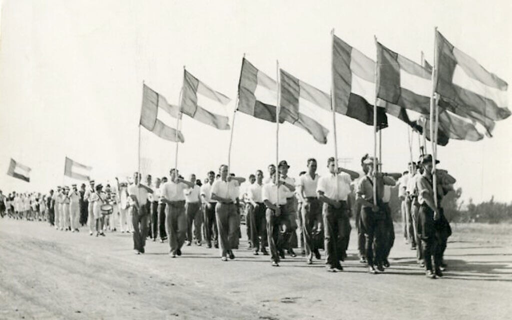 Des membres du groupe sud-africain pro-allemand Ossewabrandwag participent à une parade sur cette photo non datée datant de la Seconde Guerre mondiale. (Crédit : autorisation OB Archive, North-West University, Afrique du Sud)