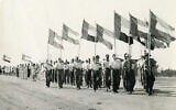 Des membres du groupe sud-africain pro-allemand Ossewabrandwag participent à une parade sur cette photo non datée datant de la Seconde Guerre mondiale. (Crédit : autorisation OB Archive, North-West University, Afrique du Sud)