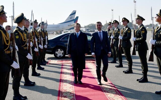 Le président israélien Isaac Herzog à Kiev, en Ukriane, le 5 octobre 2021. (Crédit : Haim Zach/GPO)