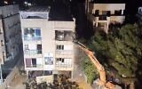 La démolition d'un bâtiment à Raanana le 4 octobre 2021. (Crédit : capture d'écran : Fire and Rescue Authority)