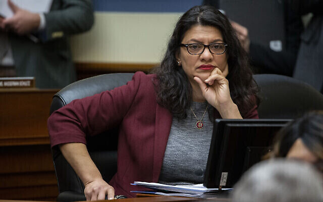 La représentante Rashida Tlaib, démocrate du Michigan, écoute lors d'une audience de la commission de la Chambre sur le contrôle et la réforme, au Capitole, à Washington, le 12 février 2020. (Crédit : Alex Brandon/AP) La représentante Rashida Tlaib, démocrate du Michigan, écoute lors d'une audience de la commission de la Chambre sur le contrôle et la réforme, au Capitole, à Washington, le 12 février 2020. (Crédit : Alex Brandon/AP)
